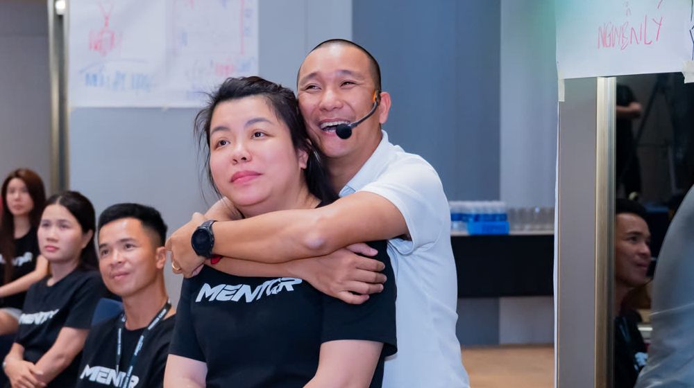 Hoàng Minh Hóa cùng học viên Mentor Camp